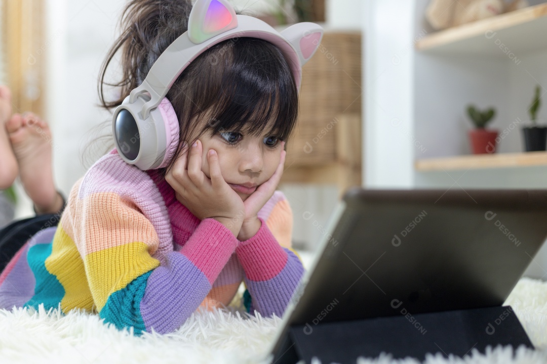 Menina asiática feliz ouvindo música na sala de estar
