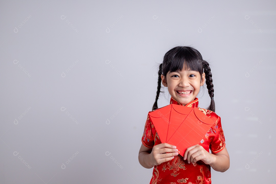 Menina asiática segurando envelope vermelho