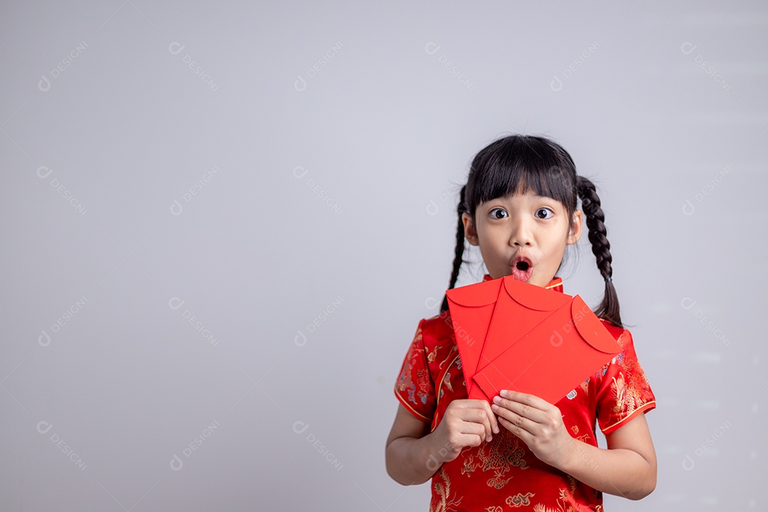 Menina asiática segurando envelope vermelho
