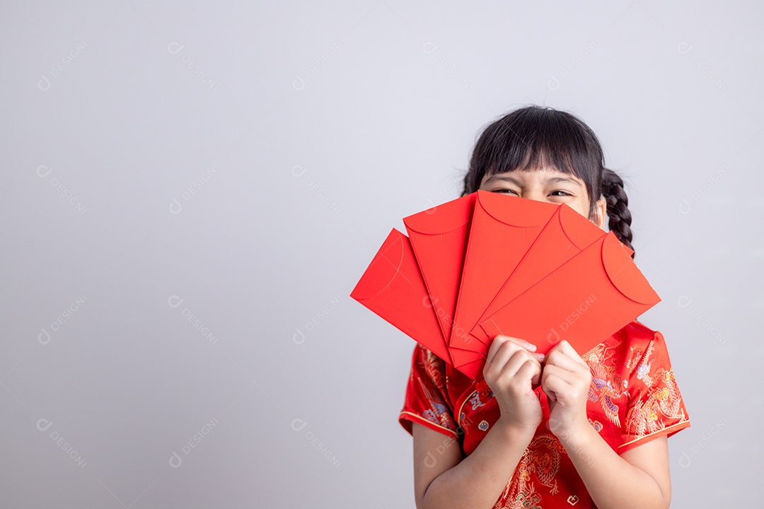 Menina asiática segurando envelope vermelho