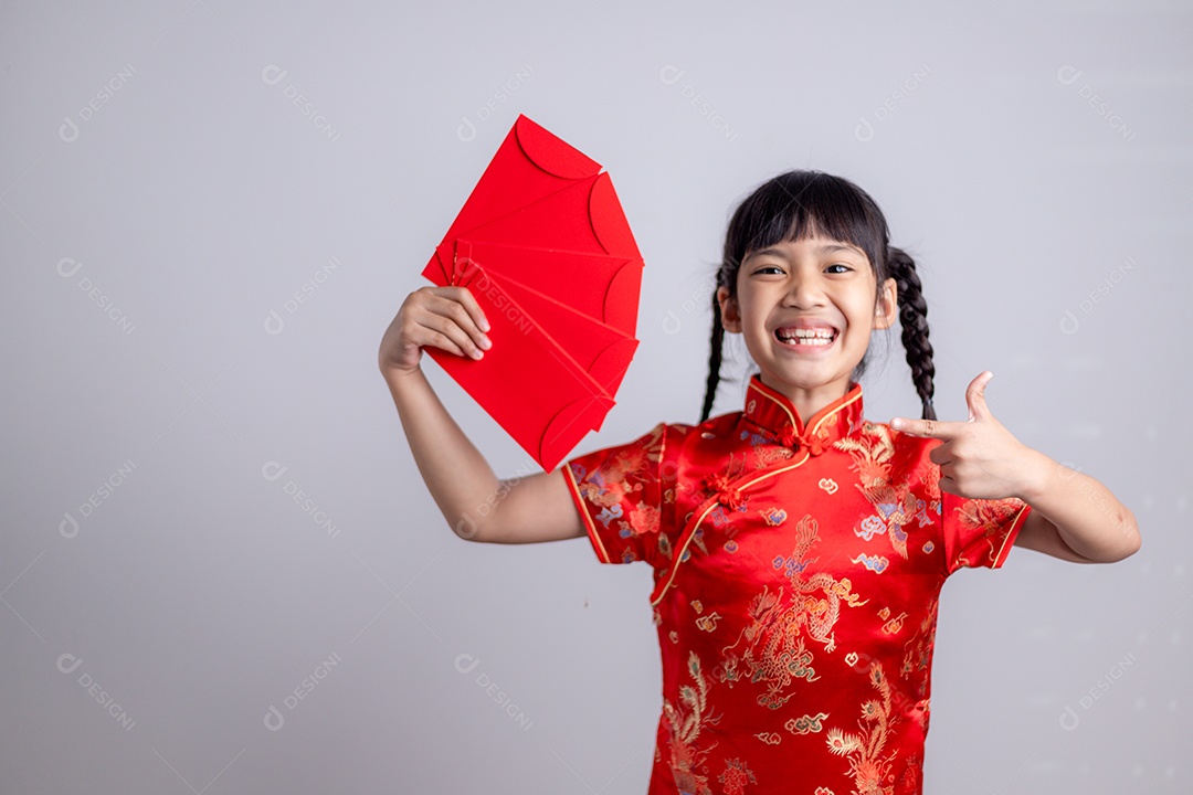 Menina asiática segurando envelope vermelho