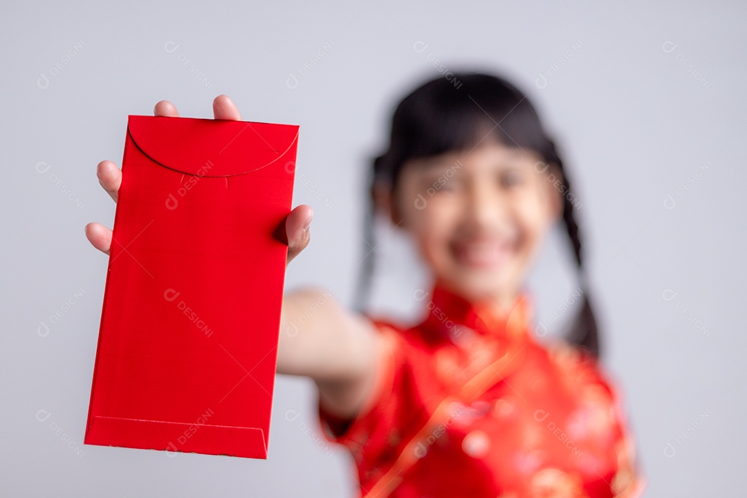Menina asiática segurando envelope vermelho