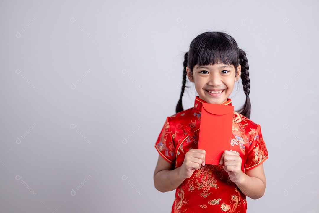 Menina asiática segurando envelope vermelho