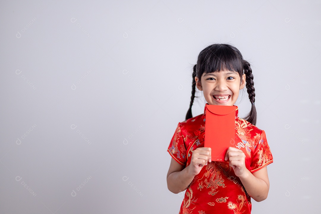 Menina asiática segurando envelope vermelho