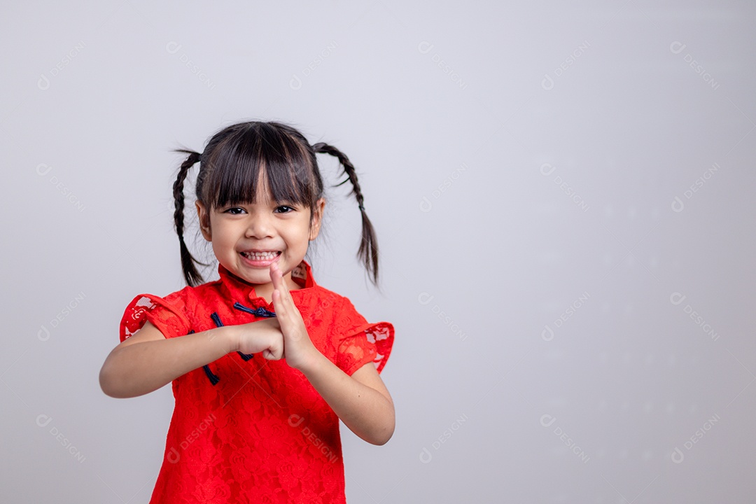 Menina asiática com gesto de parabéns