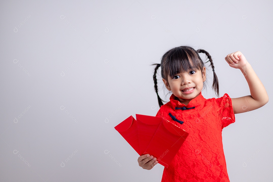Menina asiática segurando envelope vermelho