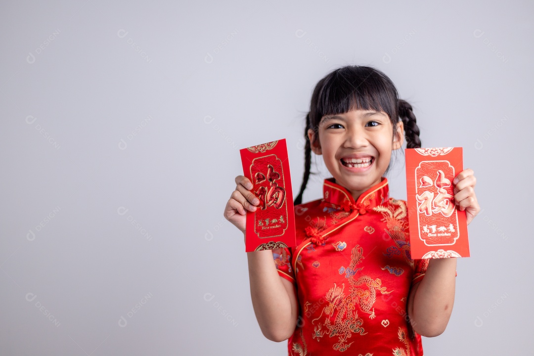 Menina asiática segurando envelope vermelho