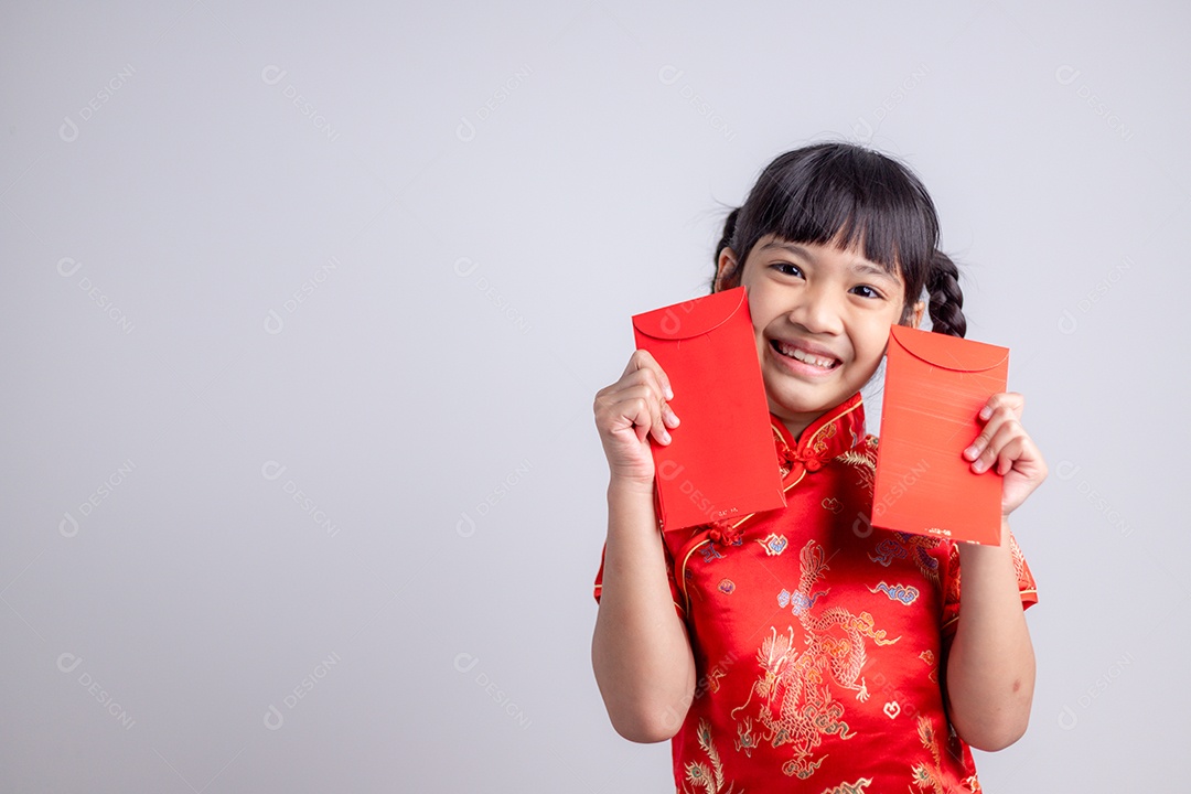 Menina asiática segurando envelope vermelho