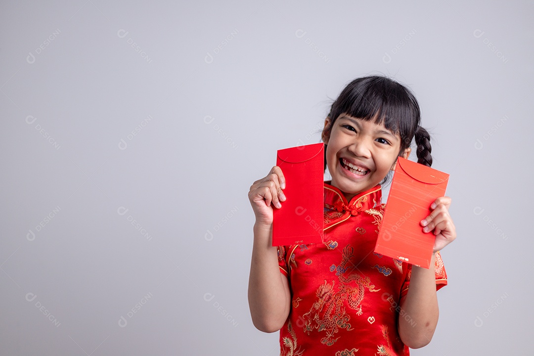 Menina asiática segurando envelope vermelho