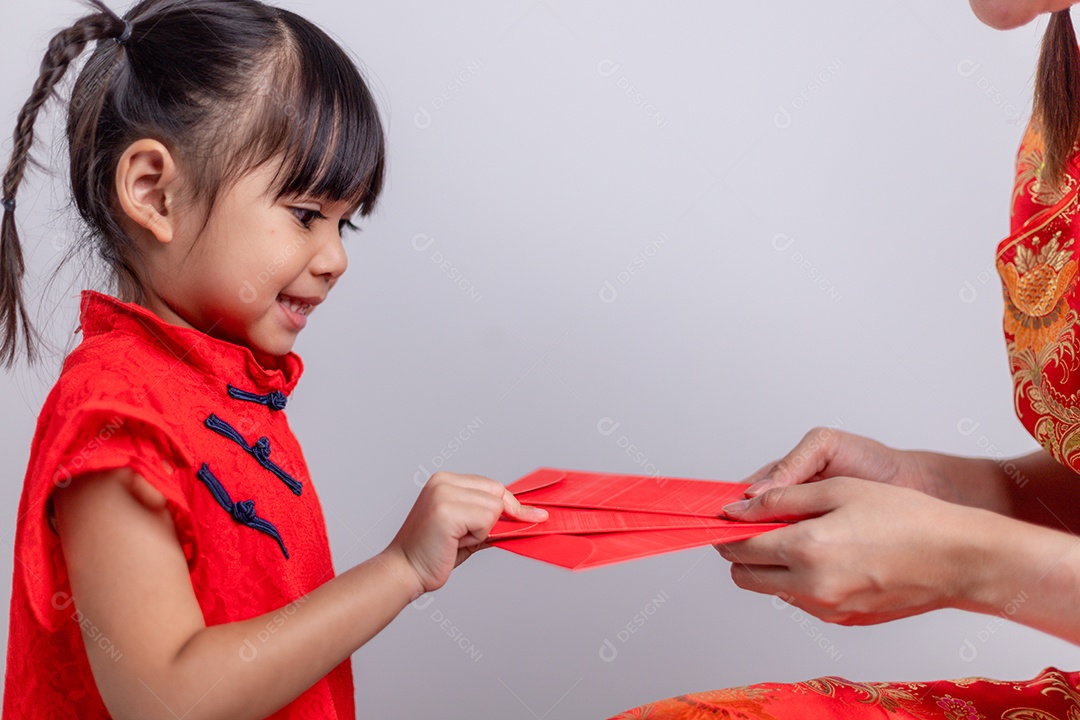 Menina asiática feliz recebeu envelope vermelho da mãe para o ano novo chinês