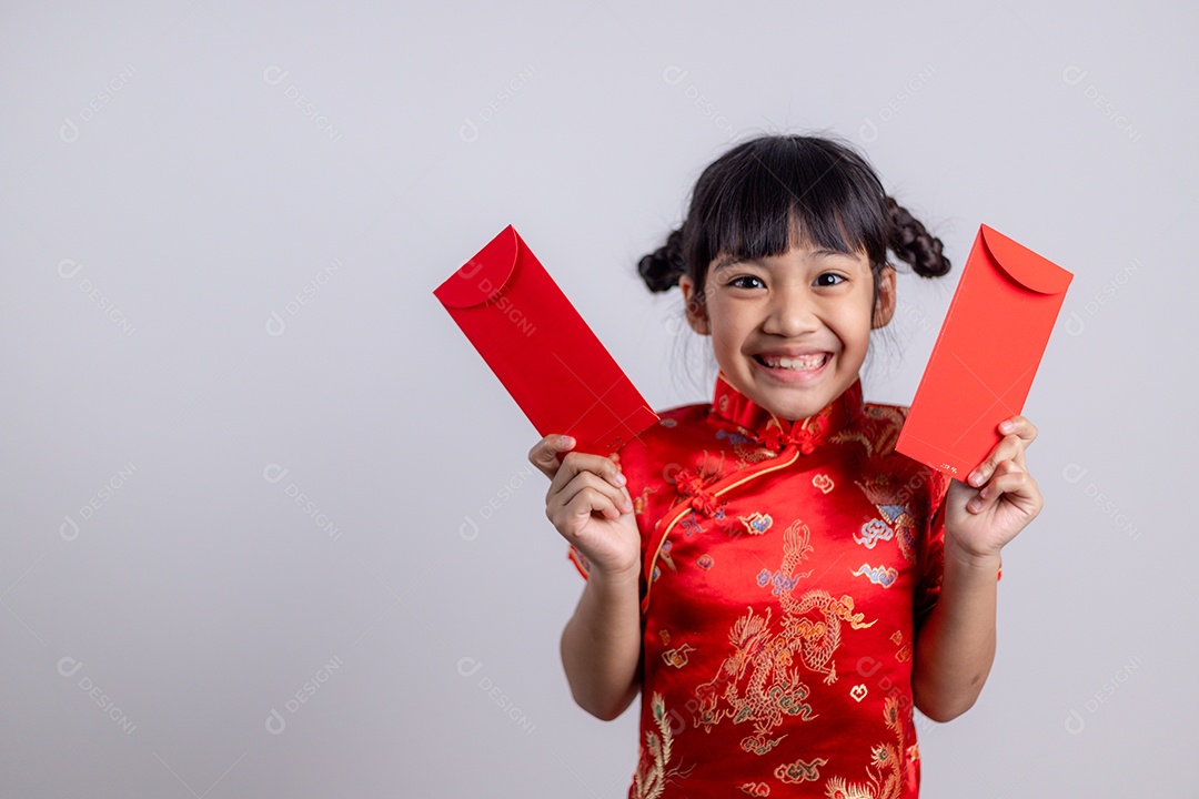Menina chinês tradicional vestir-se com um FU significa envelope vermelho da sorte