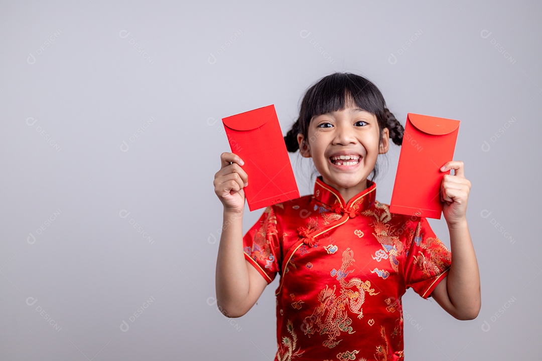Menina asiática segurando envelope vermelho
