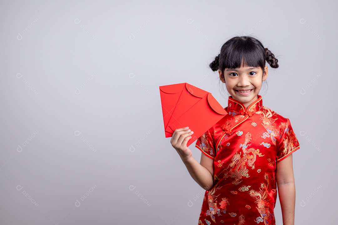 Feliz garotinha asiática no vestido tradicional chinês sorrindo