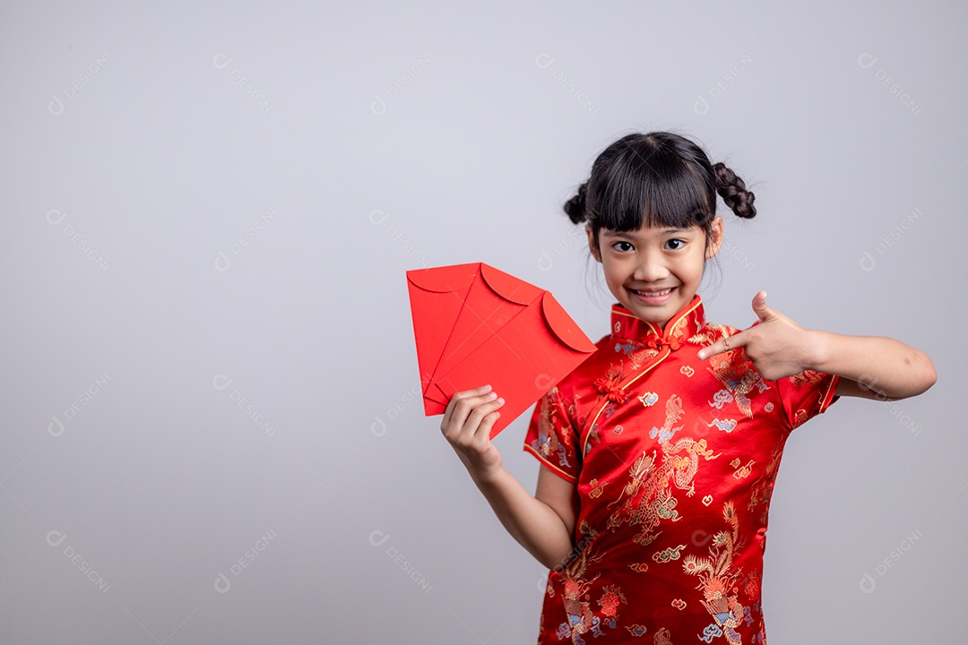 Meninas asiáticas segurando envelope vermelho