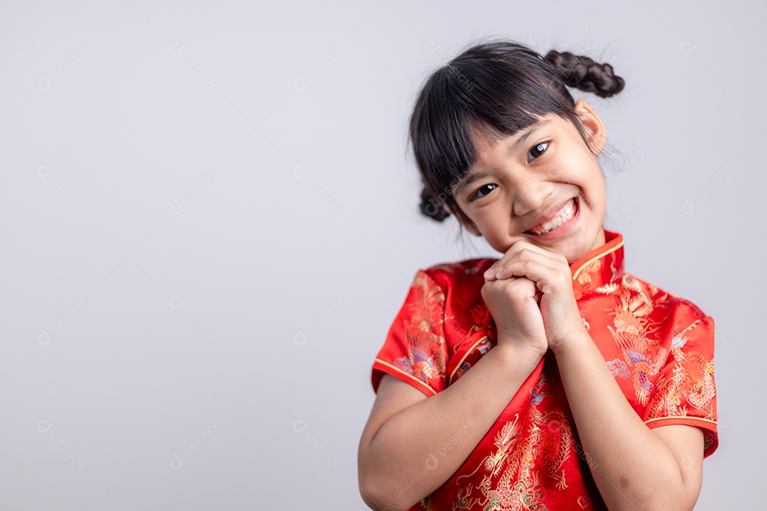 Menina asiática com gesto de parabéns