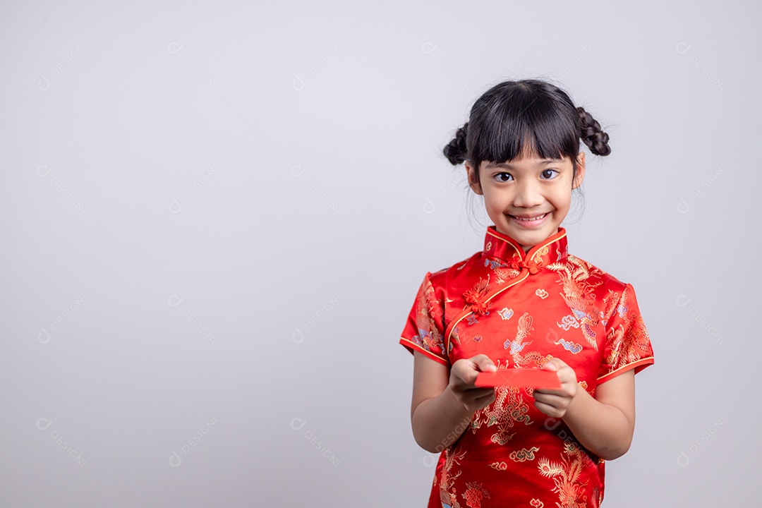 Feliz garotinha asiática no vestido tradicional chinês sorrindo