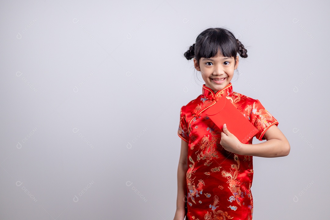 Feliz garotinha asiática no vestido tradicional chinês sorrindo