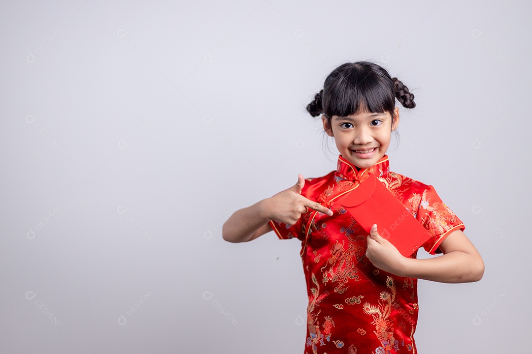 Feliz garotinha asiática no vestido tradicional chinês sorrindo