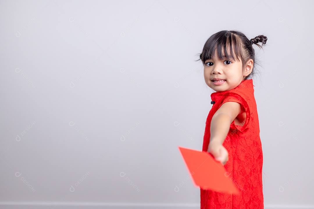 Feliz garotinha asiática no vestido tradicional chinês sorrindo