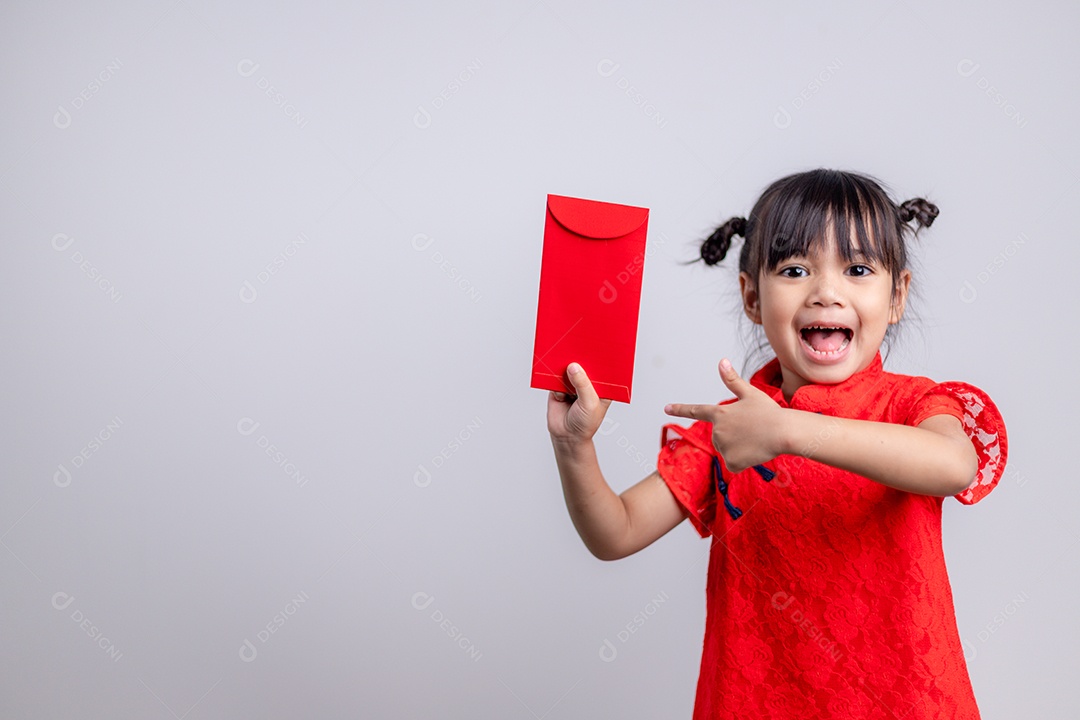 Feliz garotinha asiática no vestido tradicional chinês sorrindo