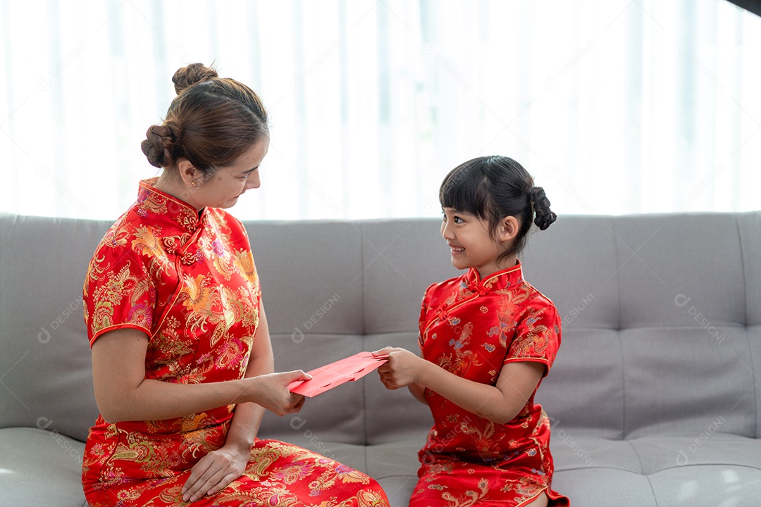 Menina chinês tradicional vestir-se com um FU significa envelope vermelho da sorte