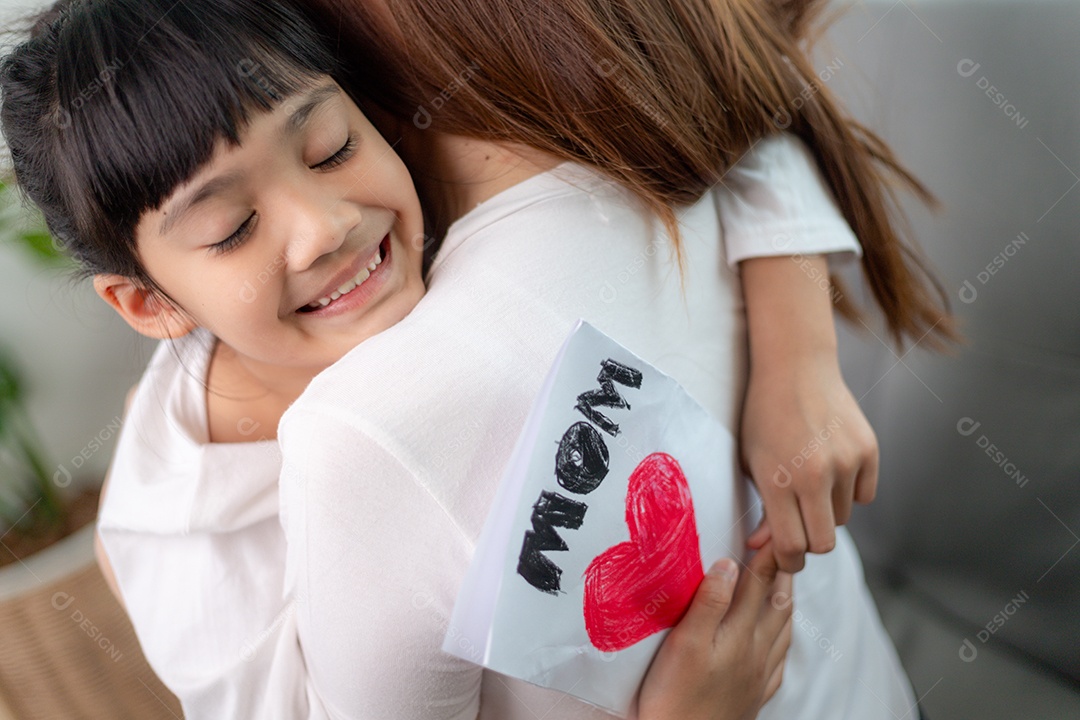 Adorável filha pré-escolar doce asiática felicita a mamãe