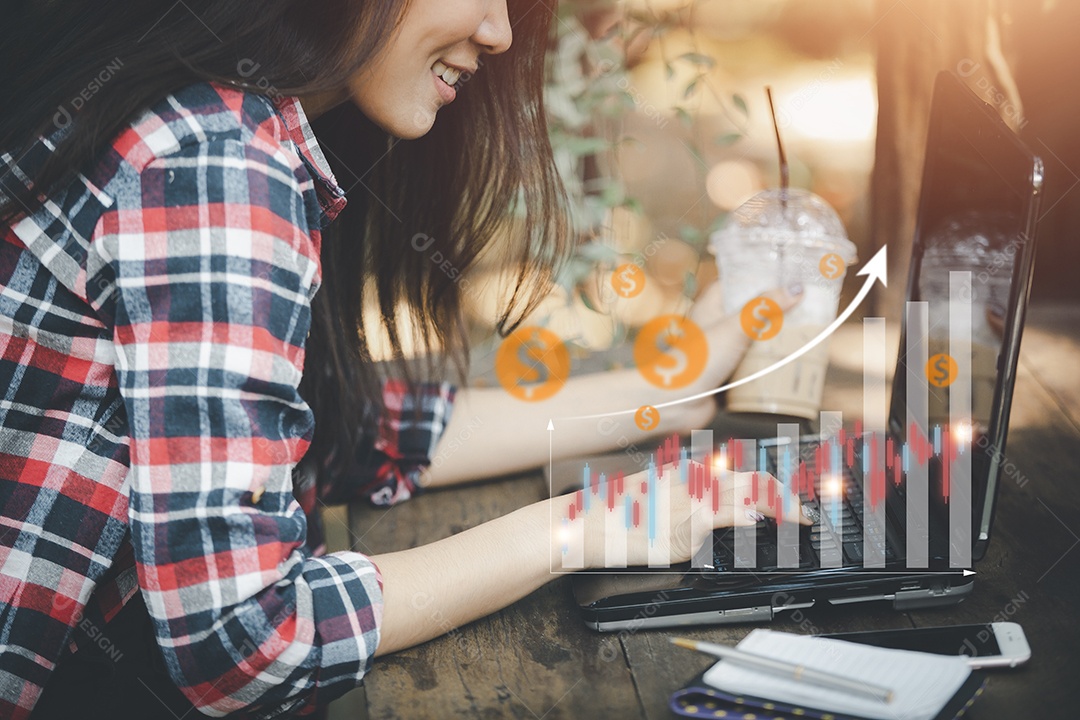 Mulheres usam laptop, análise e tecnologia financeira e bancária