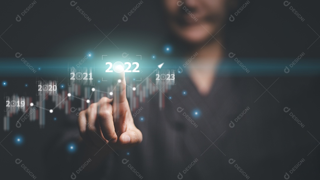 Mudança para o conceito de 2022, mão de mulher tocando na tela virtual de 2022.