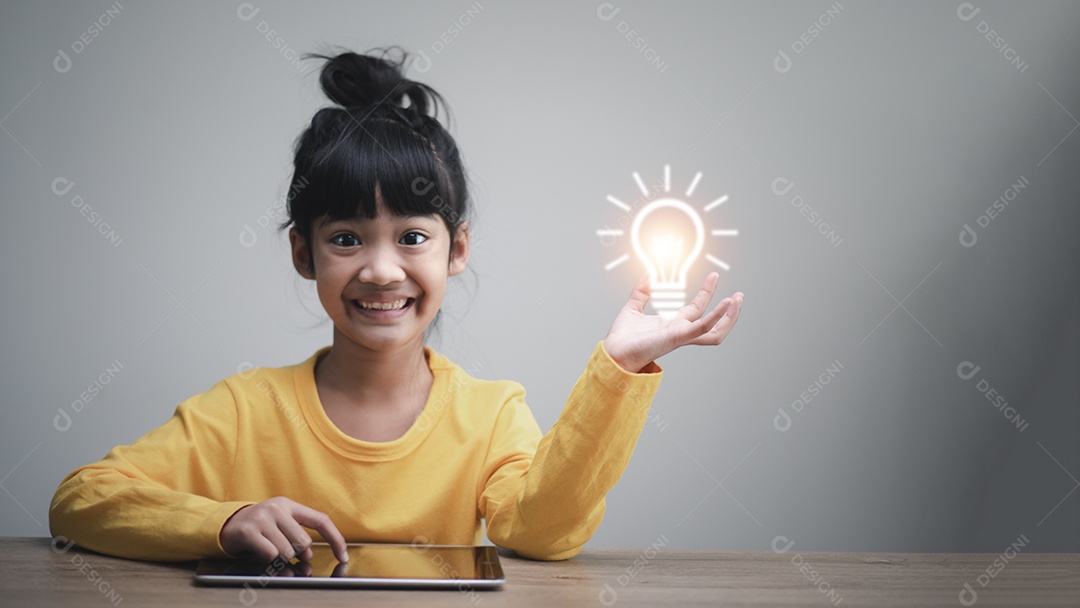 Mãos de garotinha segurando uma lâmpada para o conceito de nova ideia conceitual