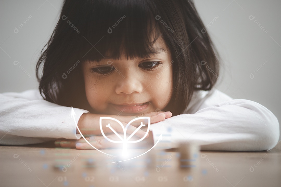 Economizando o conceito de dinheiro. Linda garota asiática economizando dinheiro