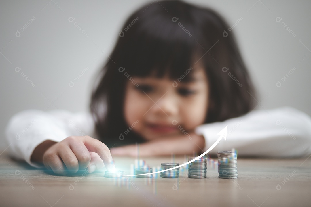 Economizando o conceito de dinheiro. Linda garota asiática economizando dinheiro