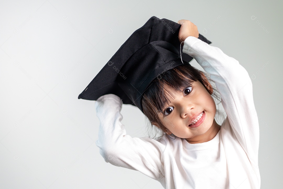 Feliz estudante asiático graduado em chapéu de formatura