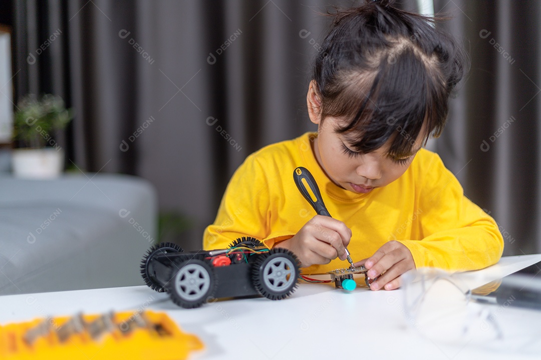 Garota inventivo construindo carros-robô em casa