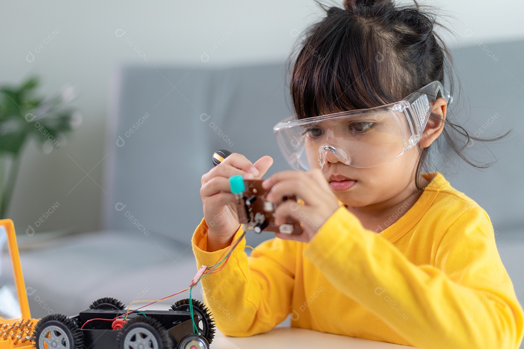 Garota inventivo construindo carros-robô em casa