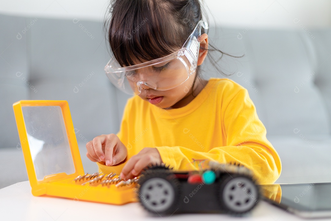 Garoto inventivo construindo carros-robô em casa