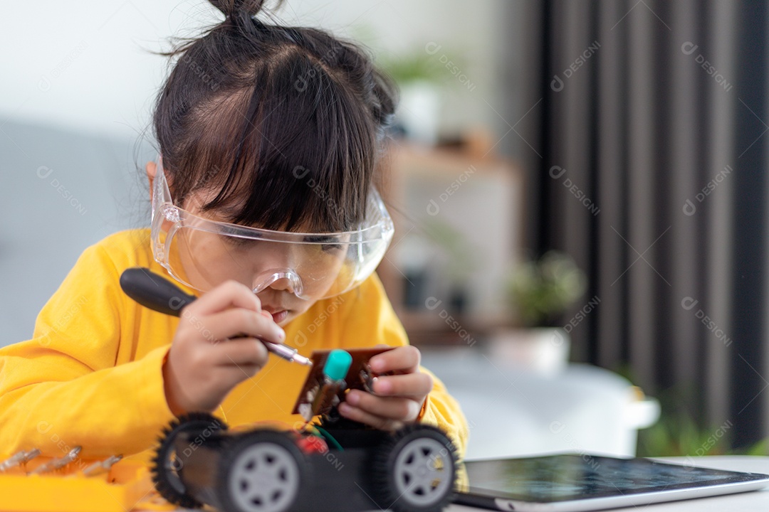 Garoto inventivo construindo carros-robô em casa