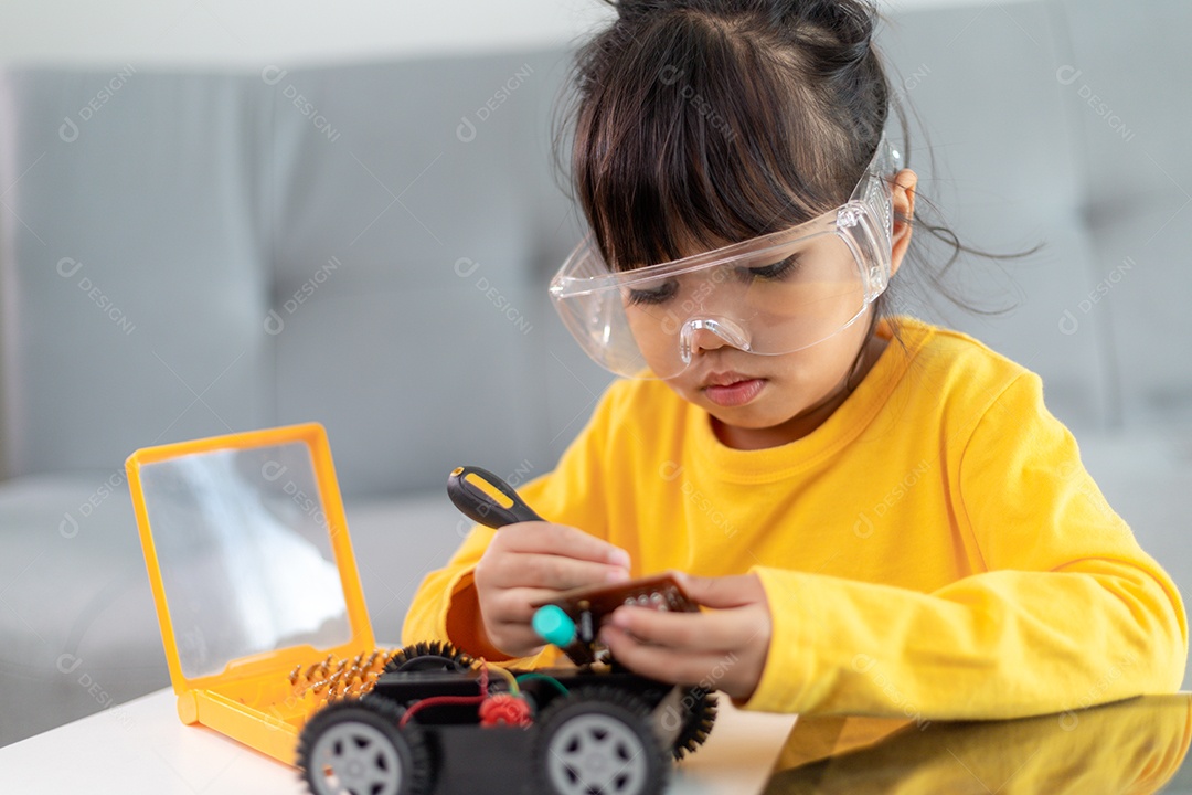 Garoto inventivo construindo carros-robô em casa