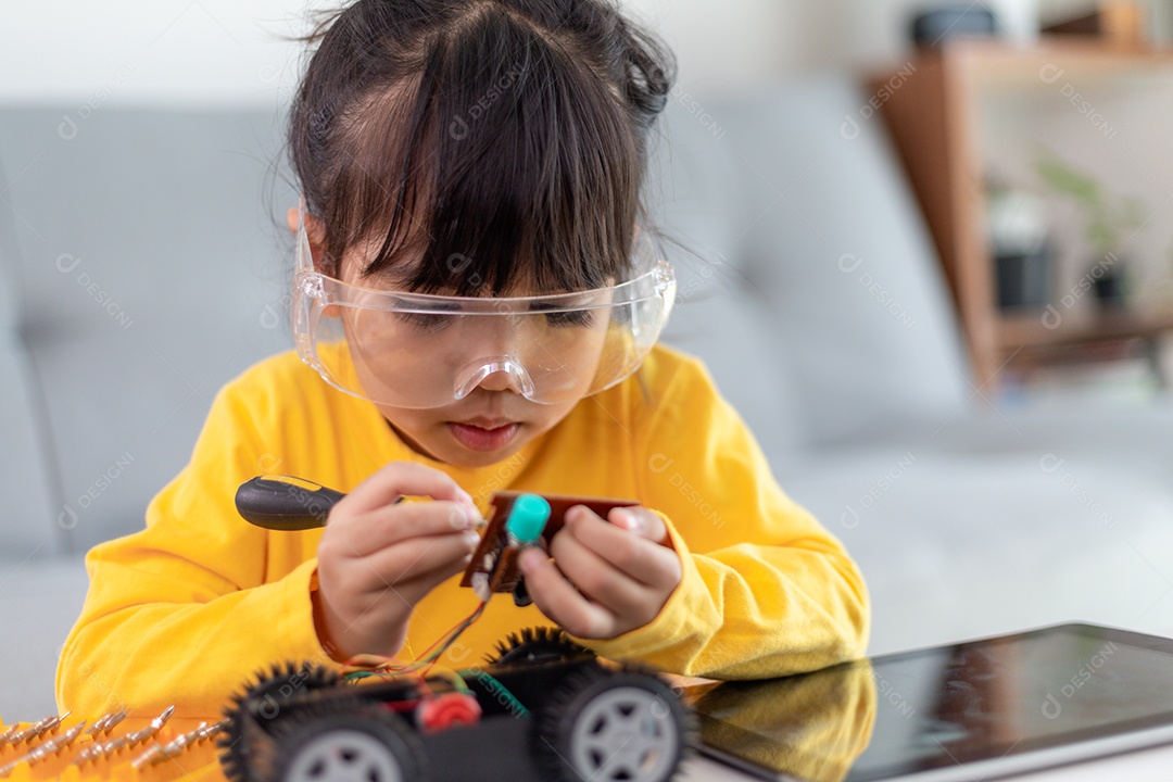Garota inventivo construindo carros-robô em casa