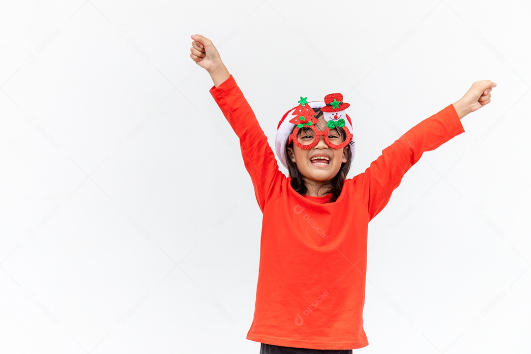 Menina asiática no chapéu de Papai Noel vermelho sobre fundo branco.