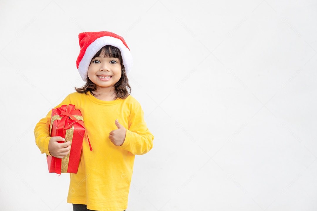 Menina asiática no chapéu de Papai Noel vermelho sobre fundo branco.