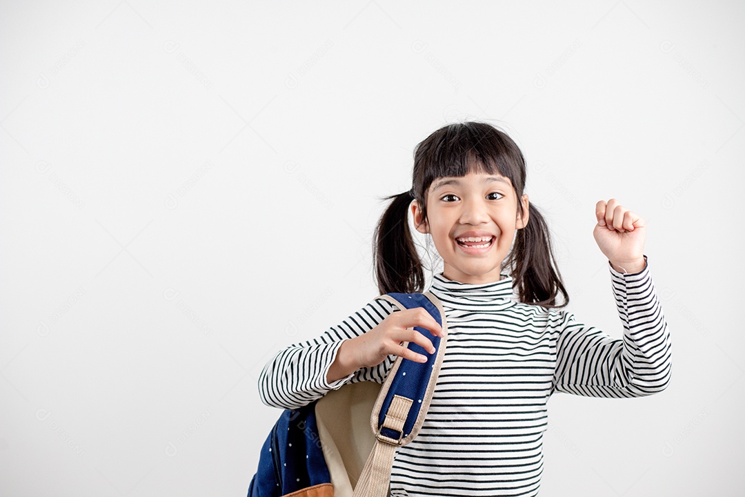 Retrato de criança asiática em uniforme escolar com mochila escolar