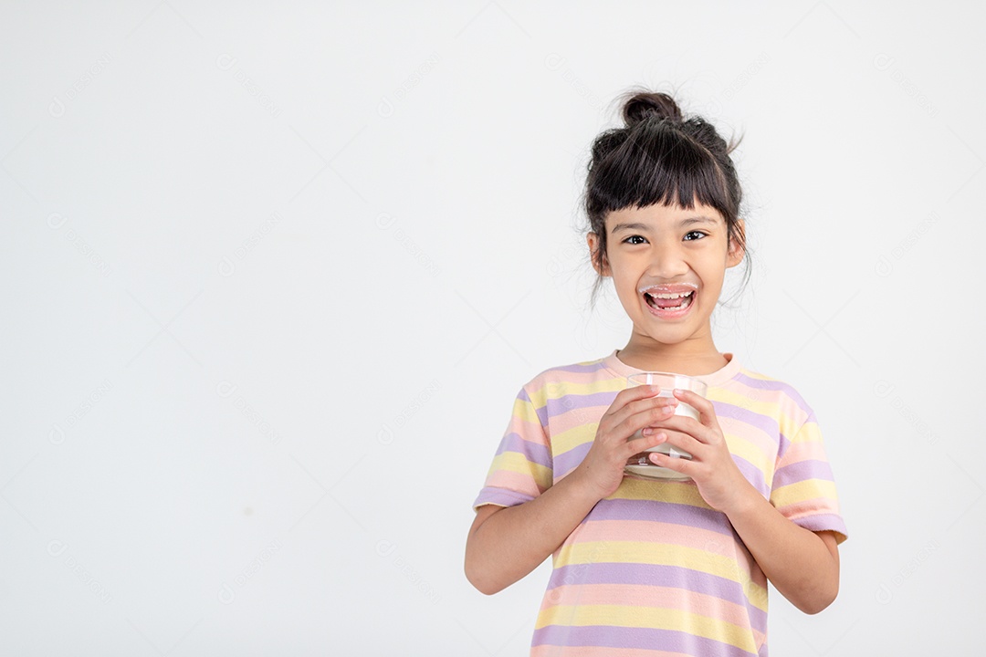 Sorrindo de menina asiática com um copo de leite