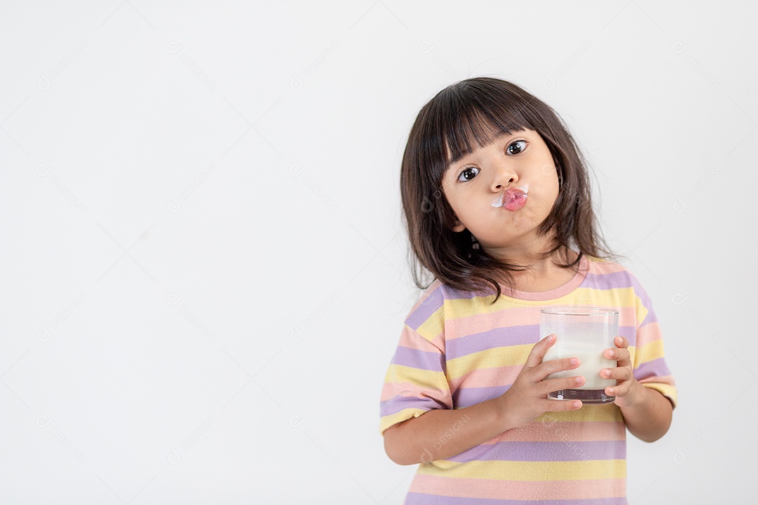 Sorrindo de menina asiática com um copo de leite