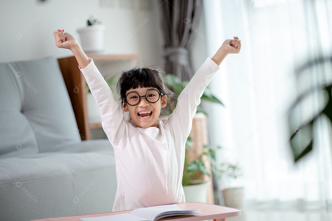 Crianças, educação e conceito de aprendizagem - garota feliz escrevendo