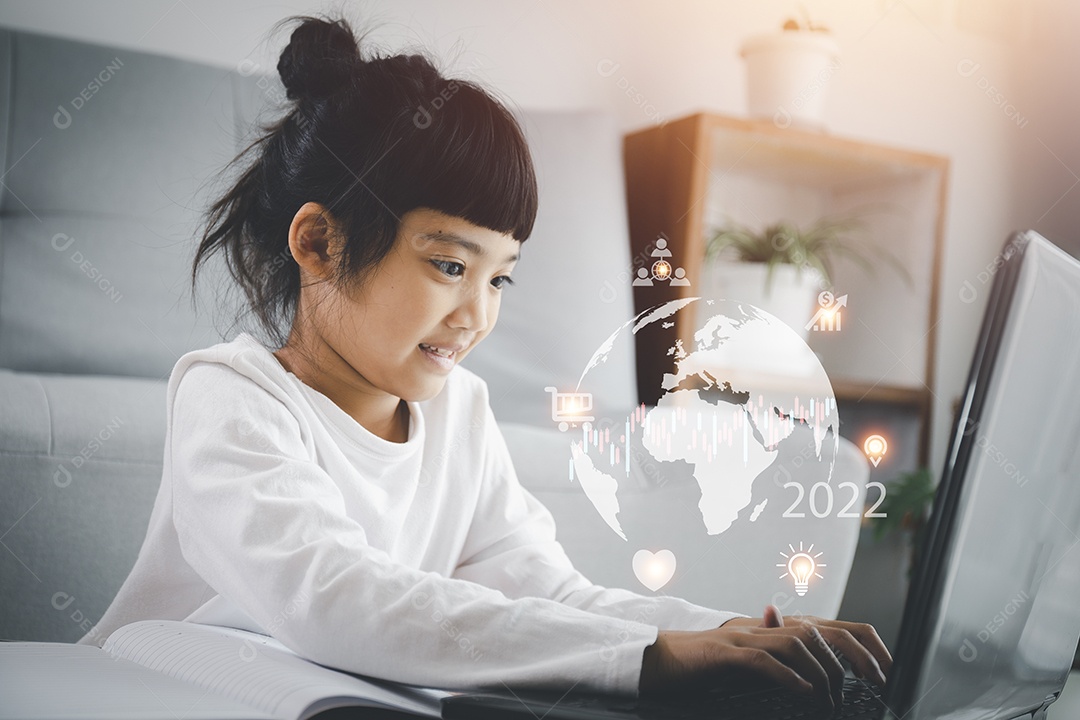 Sorrindo de menina asiática com um copo de leite