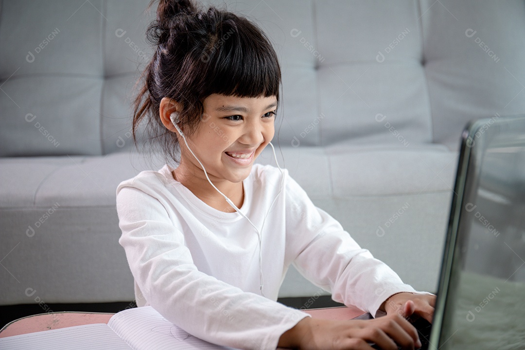 Estudantes asiáticas usam fones de ouvido estudam online com videochamada