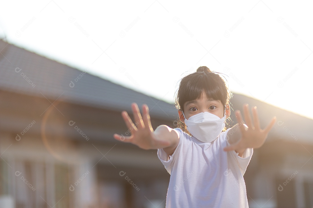 Garota asiática usando máscara mostra as mãos paradas coronavírus covid19 coronavírus