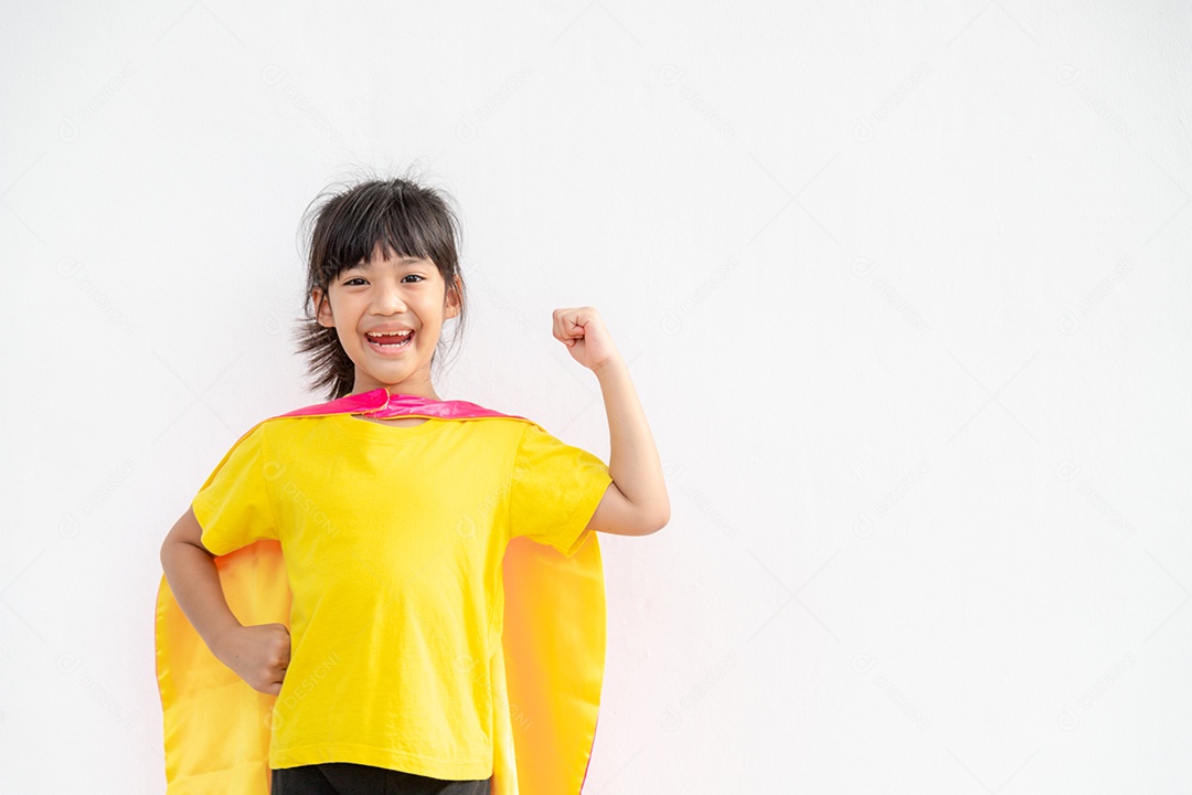 Menina engraçada jogando super-herói de poder sobre fundo branco.