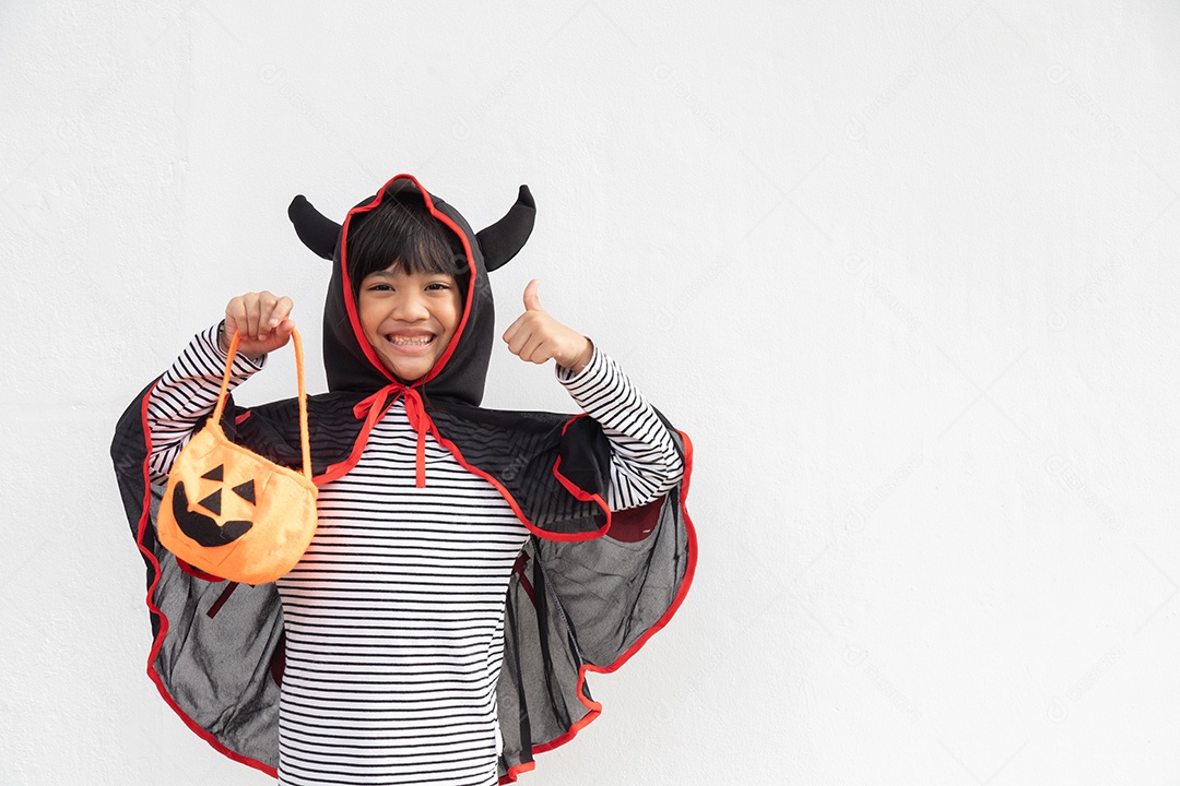 Conceito engraçado de criança de halloween, garotinha bonita com fantasia