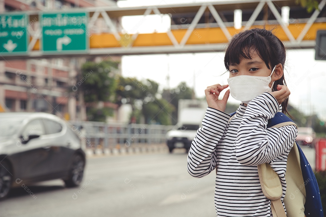 Linda garota asiática usando máscara de proteção